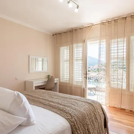 Beautiful In With Kitchen Holiday home