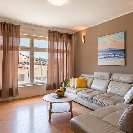 Beautiful In With Kitchen Holiday home